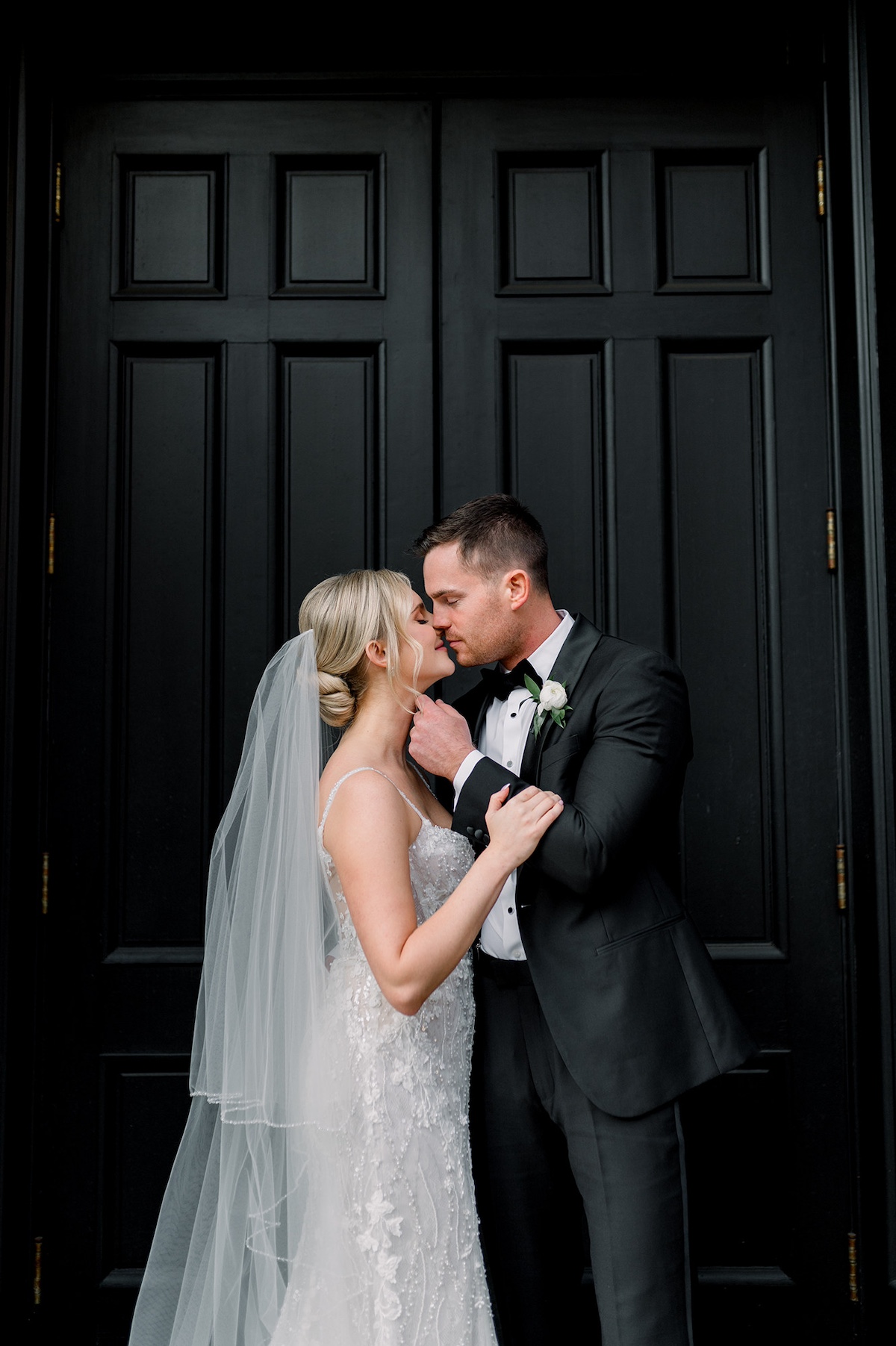 Romance in the heart of Lancaster City, the bride and groom's portrait against the cityscape exudes sophistication and high-end style.